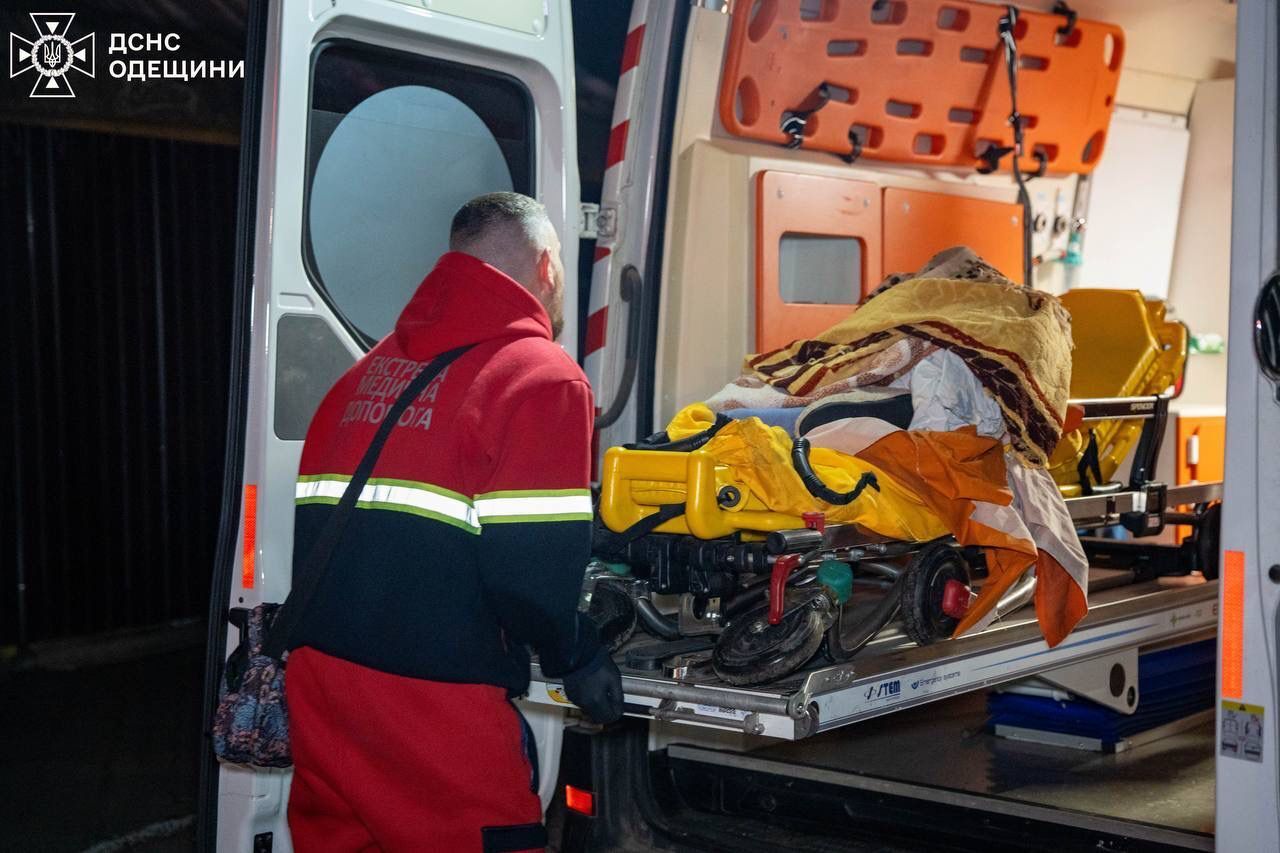 РФ атаковала Одессу в Вербное воскресенье: повреждена пятиэтажка, загорелись авто. Фото и видео