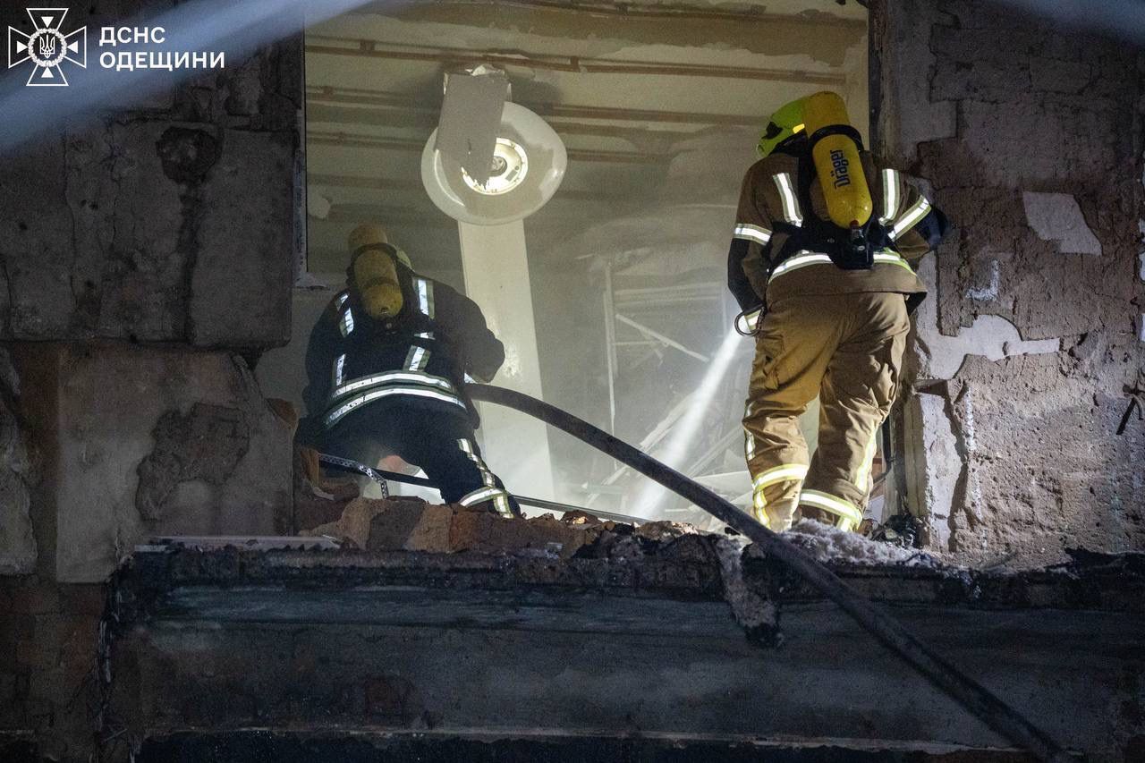 РФ атаковала Одессу в Вербное воскресенье: повреждена пятиэтажка, загорелись авто. Фото и видео