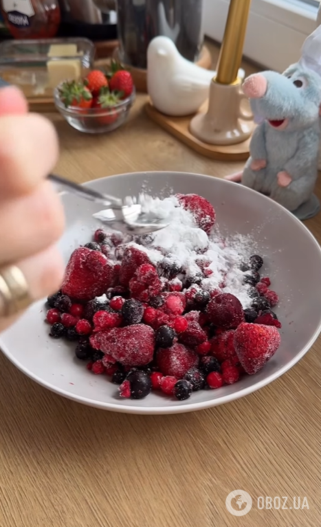 Домашняя творожная запеканка с ягодами: идеальная идея для завтрака или перекуса