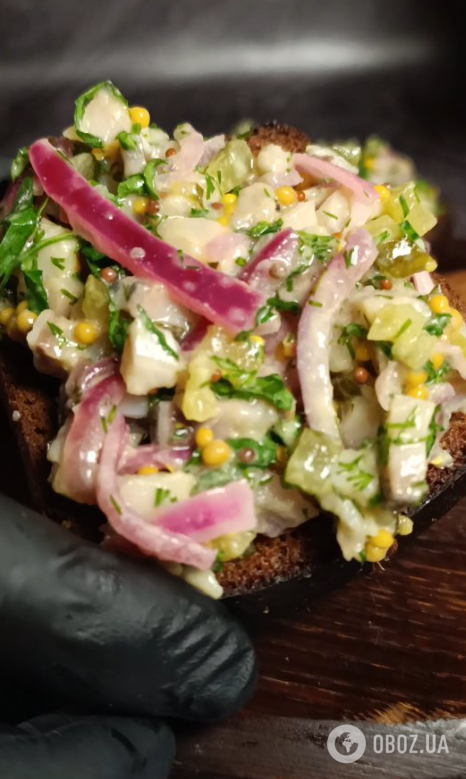 Смачна закуска з оселедцем та маринованою цибулею: можна подавати на хлібі