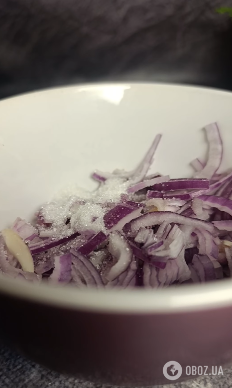 Смачна закуска з оселедцем та маринованою цибулею: можна подавати на хлібі