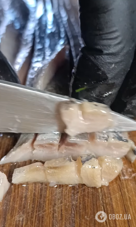 Смачна закуска з оселедцем та маринованою цибулею: можна подавати на хлібі