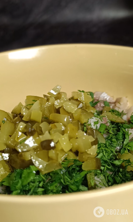 Смачна закуска з оселедцем та маринованою цибулею: можна подавати на хлібі