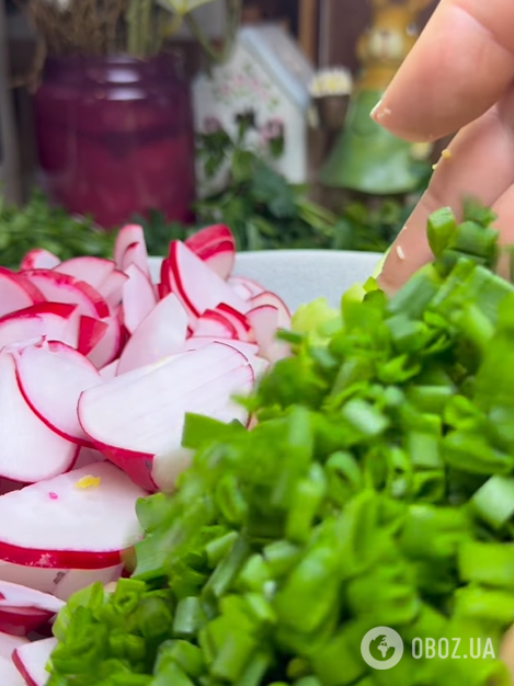 Швидкий майонезний салат з редискою, огірками та зеленню: обов'язково приготуйте цієї весни