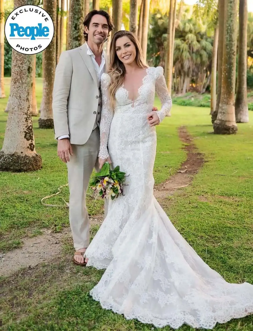 Вдова засновника Playboy вийшла заміж вдруге у сукні українського бренду: весілля відбулося за 8 тис. км від дому. Фото