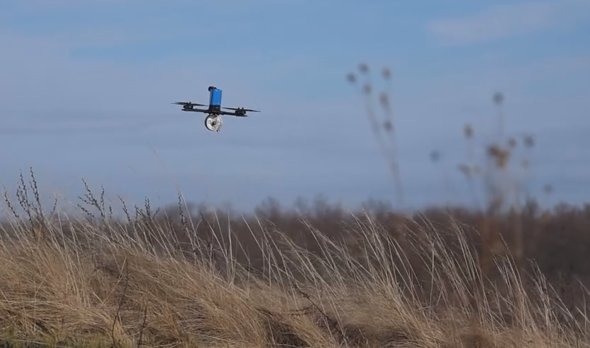 Оккупанты устанавливают антенны на деревьях для связи и координации: в ВСУ показали, как уничтожают технику врага. Видео