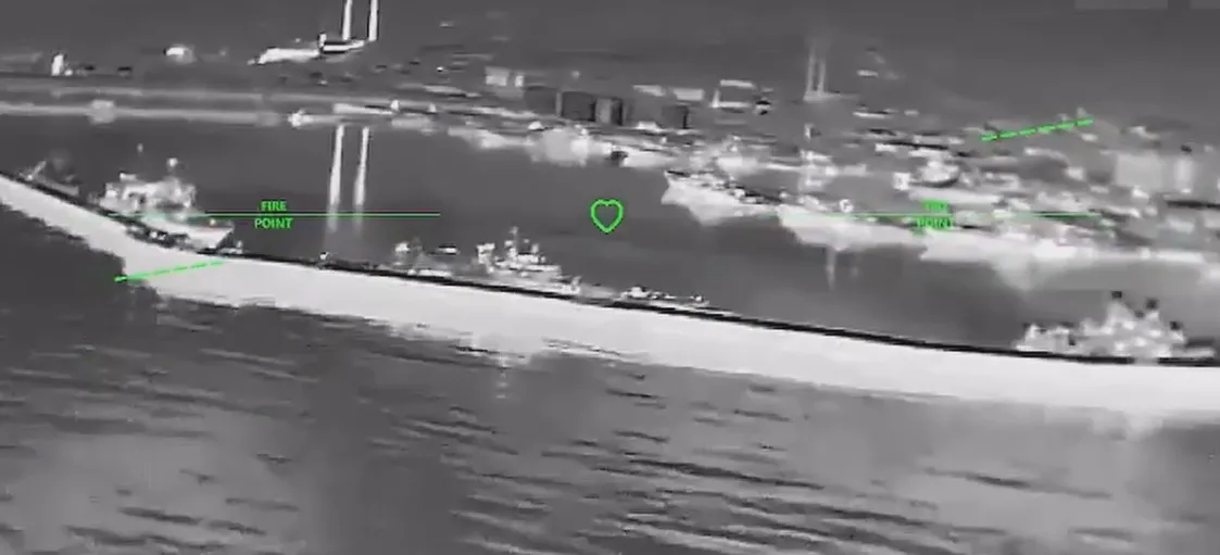 Сили безпілотних систем уразили фрегат "Адмірал Макаров" у порту Новоросійська і атакували бурову установку "Сиваш". Відео