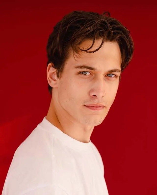 "Я брав ролі придурків". Молодий "секс-символ" українського театру зізнався, чому "ховає" красу та тікає від слави своєї акторської династії