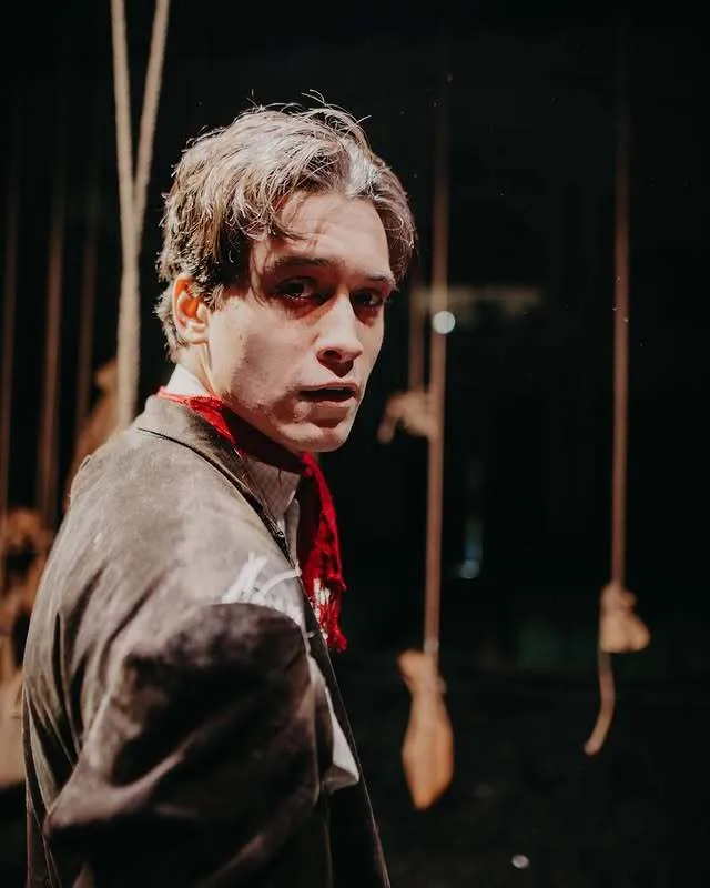 "Я брав ролі придурків". Молодий "секс-символ" українського театру зізнався, чому "ховає" красу та тікає від слави своєї акторської династії