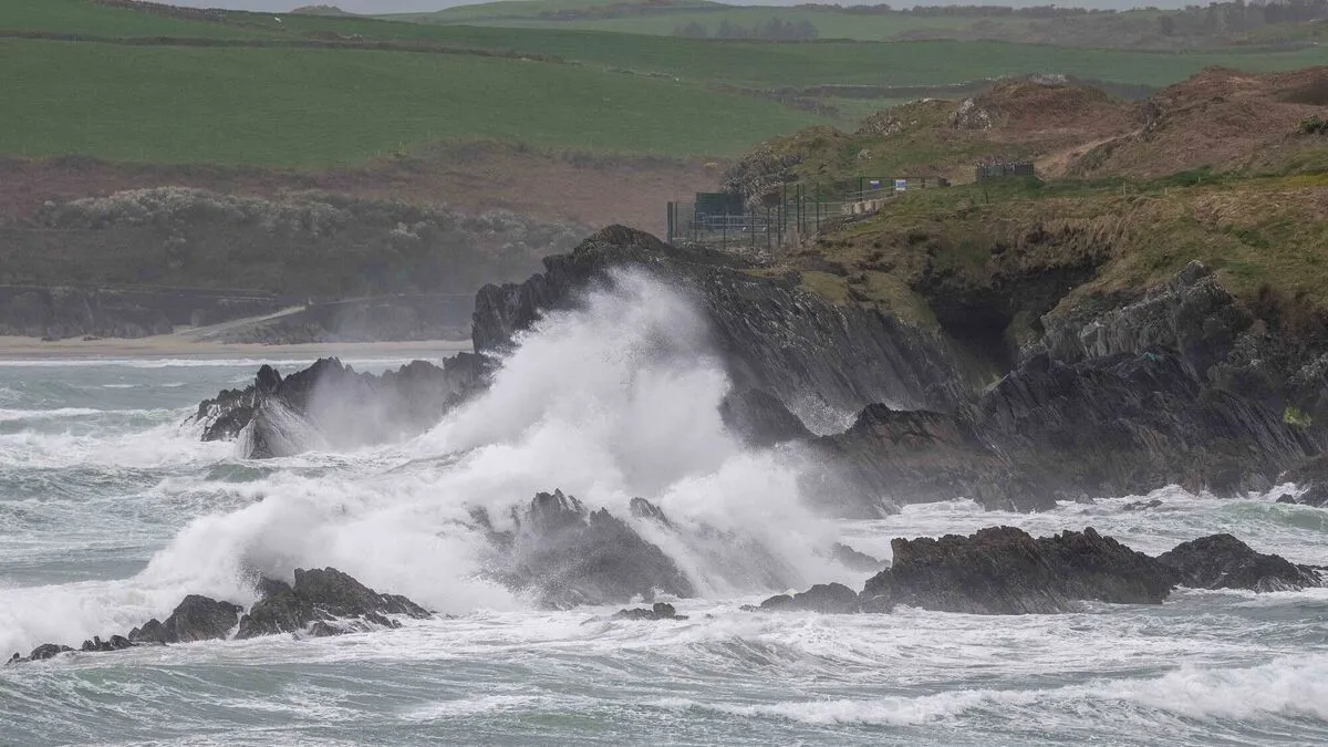 В Ірландії вирував потужний шторм: знеструмлені тисячі будинків, скасовані авіарейси. Фото