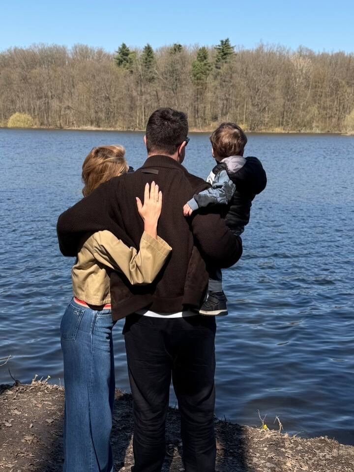 "Кто этот мужчина с ребеночком?" Марина Боржемская впервые показала своего таинственного избранника в полный рост. Романтические фото