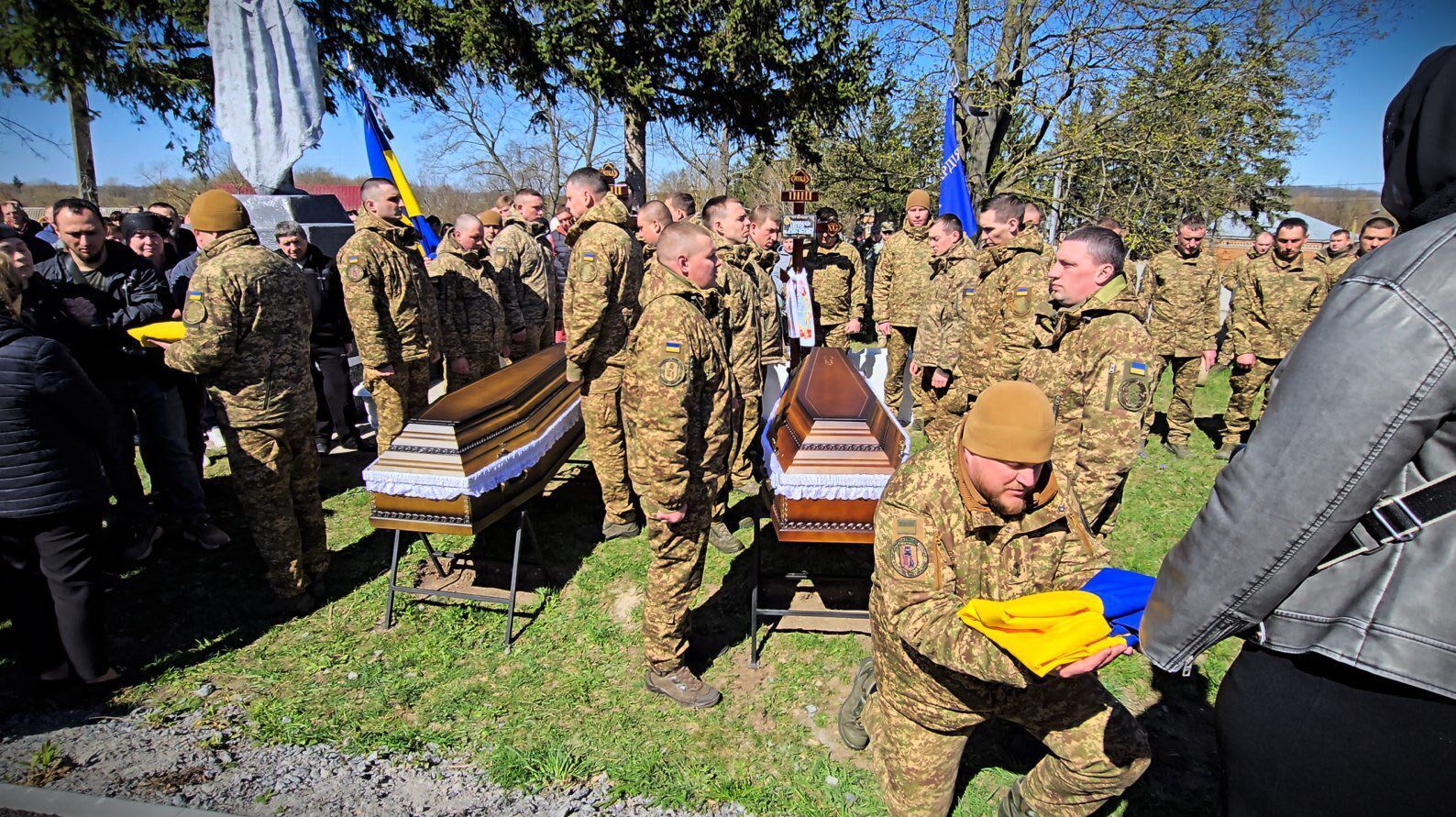 Родились и погибли в один день: на Житомирщине попрощались с двумя братьями-воинами. Фото