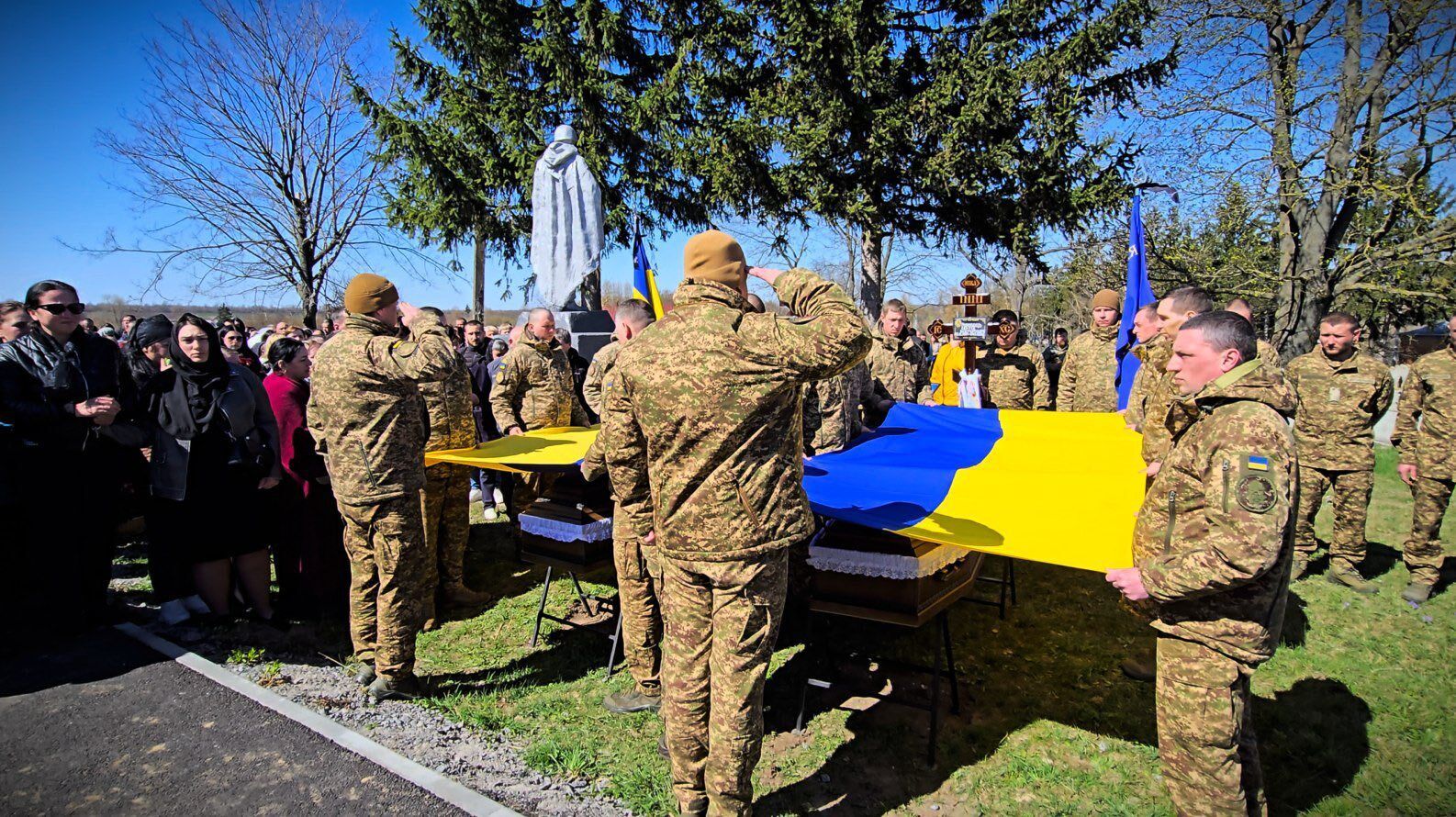 Родились и погибли в один день: на Житомирщине попрощались с двумя братьями-воинами. Фото