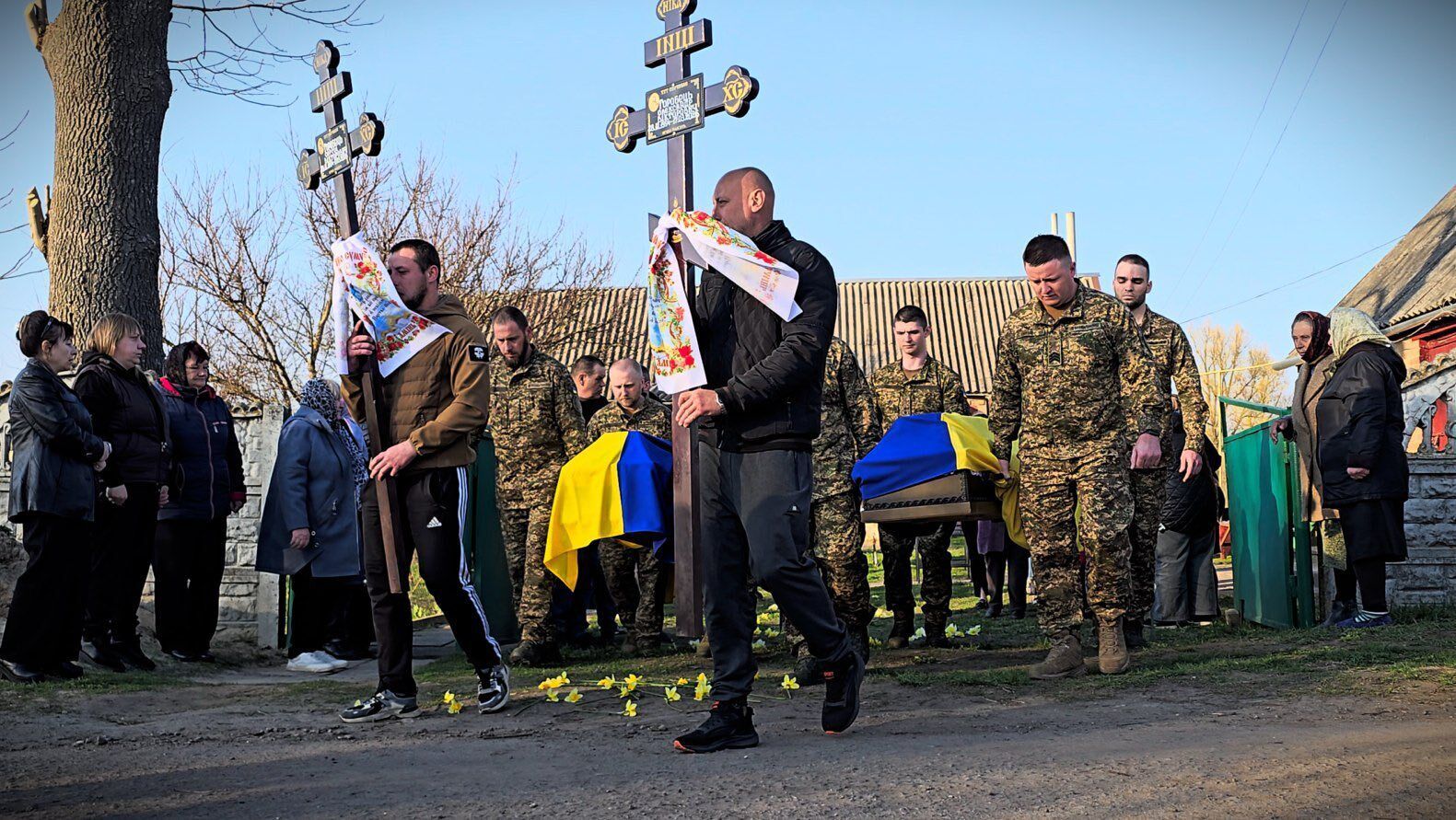 Родились и погибли в один день: на Житомирщине попрощались с двумя братьями-воинами. Фото