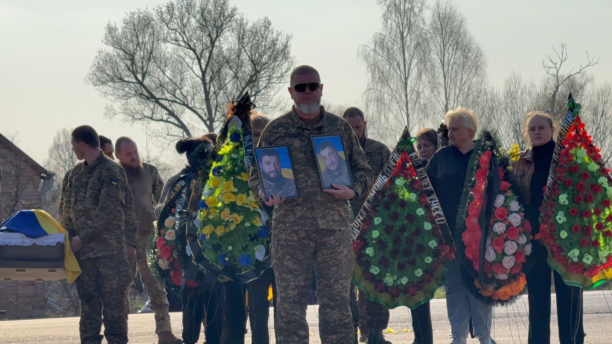 Родились и погибли в один день: на Житомирщине попрощались с двумя братьями-воинами. Фото