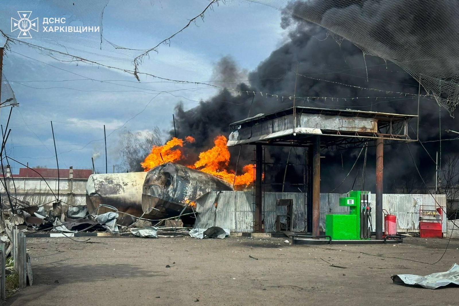 Ворог вдарив по АЗС на Харківщині, спалахнула пожежа. Фото