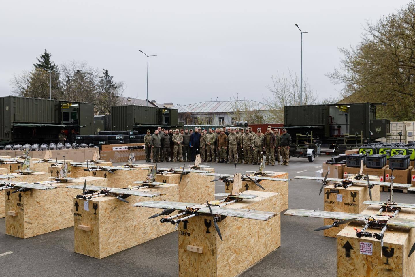 Наша армия – это настоящие герои и мы должны их поддерживать: Порошенко передал партию техники и дронов в 15 бригад и батальонов