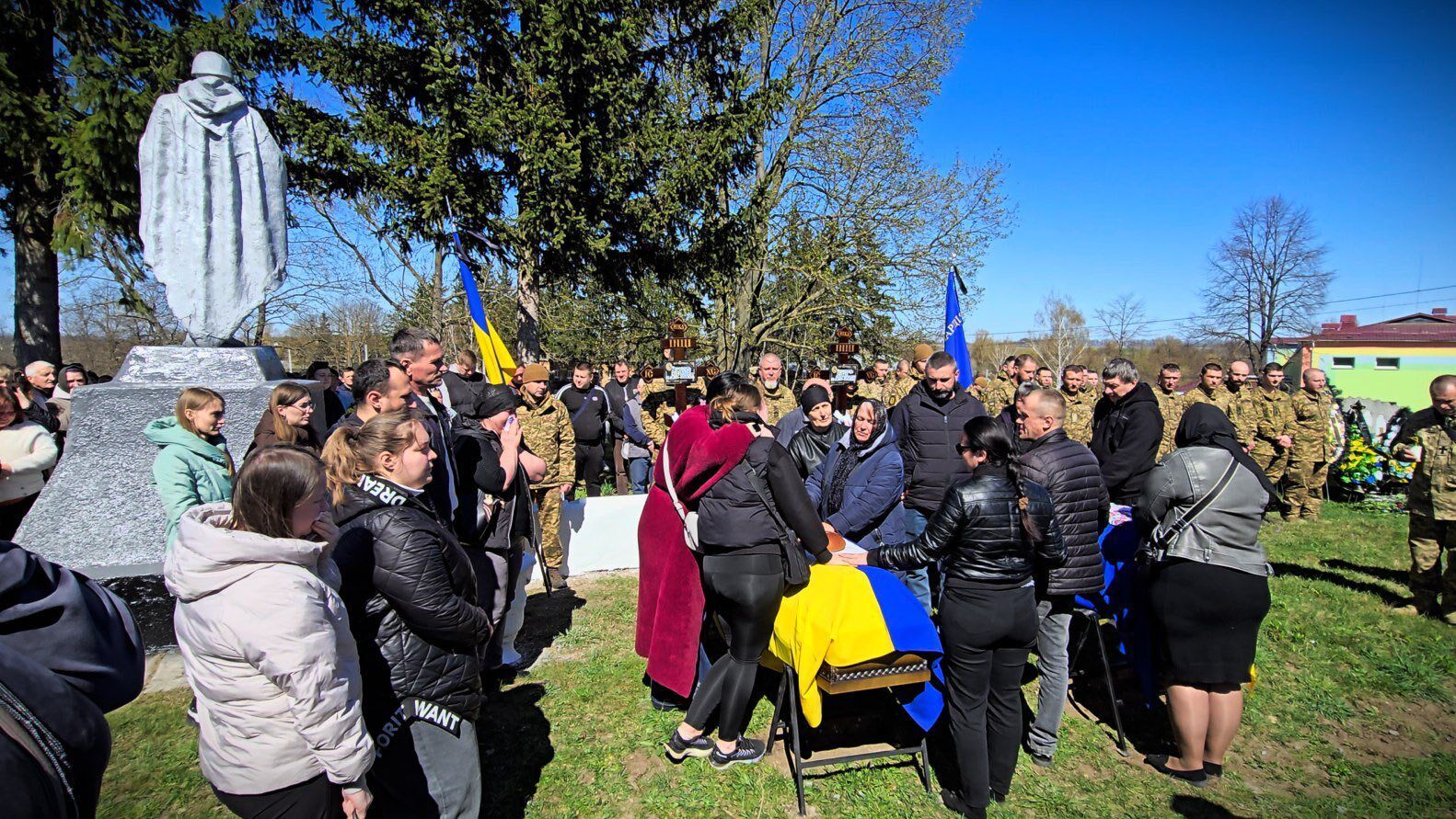 Родились и погибли в один день: на Житомирщине попрощались с двумя братьями-воинами. Фото