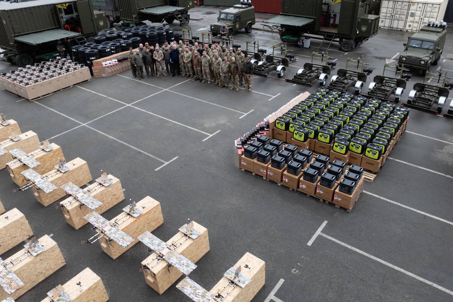 Наша армия – это настоящие герои и мы должны их поддерживать: Порошенко передал партию техники и дронов в 15 бригад и батальонов