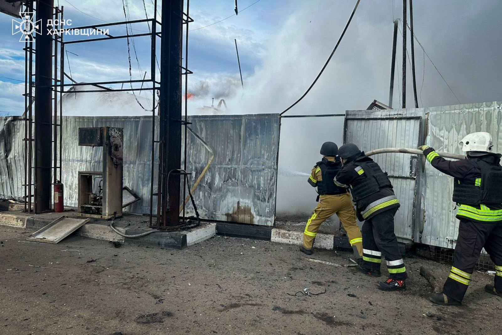 Ворог вдарив по АЗС на Харківщині, спалахнула пожежа. Фото