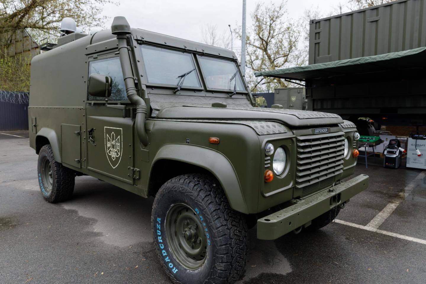 Наша армия – это настоящие герои и мы должны их поддерживать: Порошенко передал партию техники и дронов в 15 бригад и батальонов