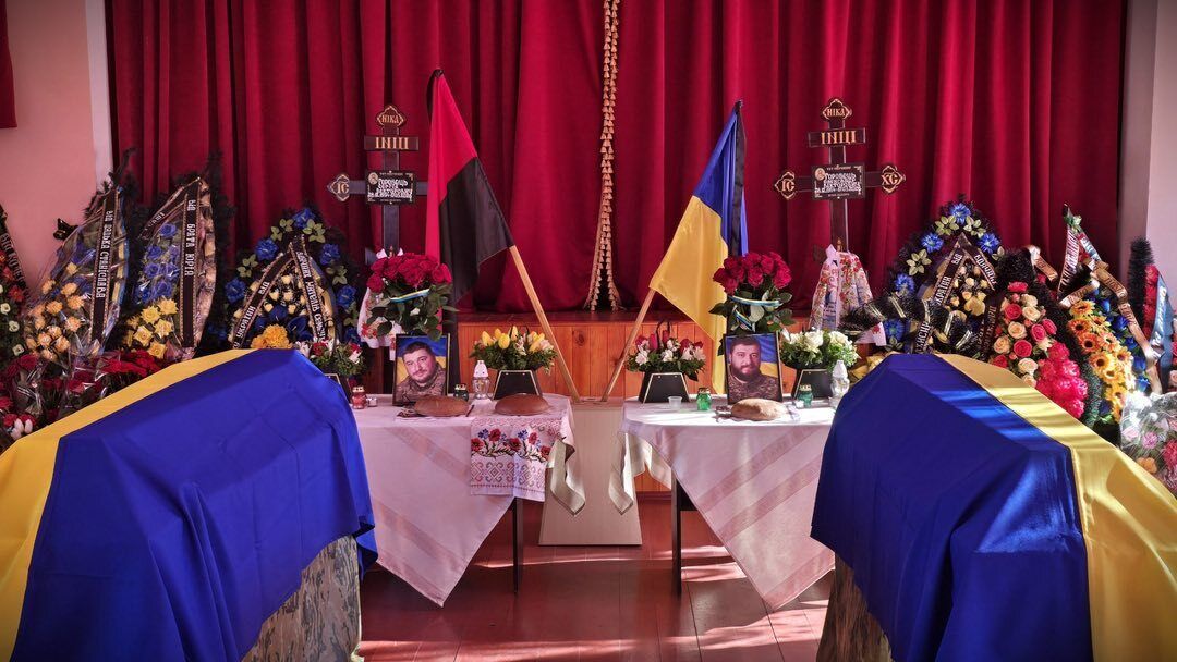 Родились и погибли в один день: на Житомирщине попрощались с двумя братьями-воинами. Фото
