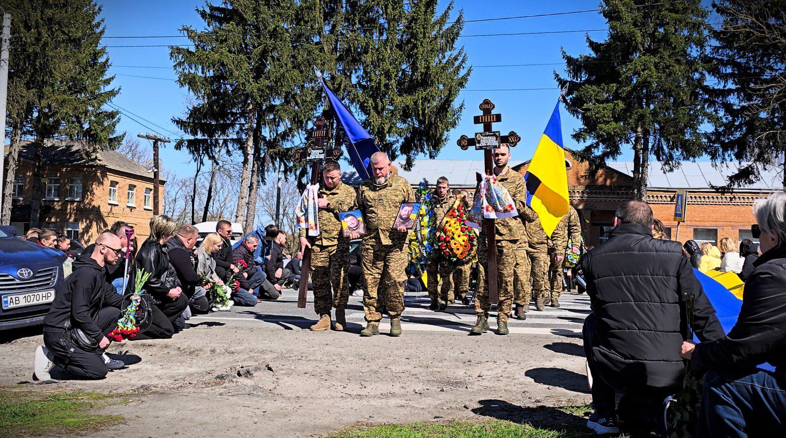 Родились и погибли в один день: на Житомирщине попрощались с двумя братьями-воинами. Фото