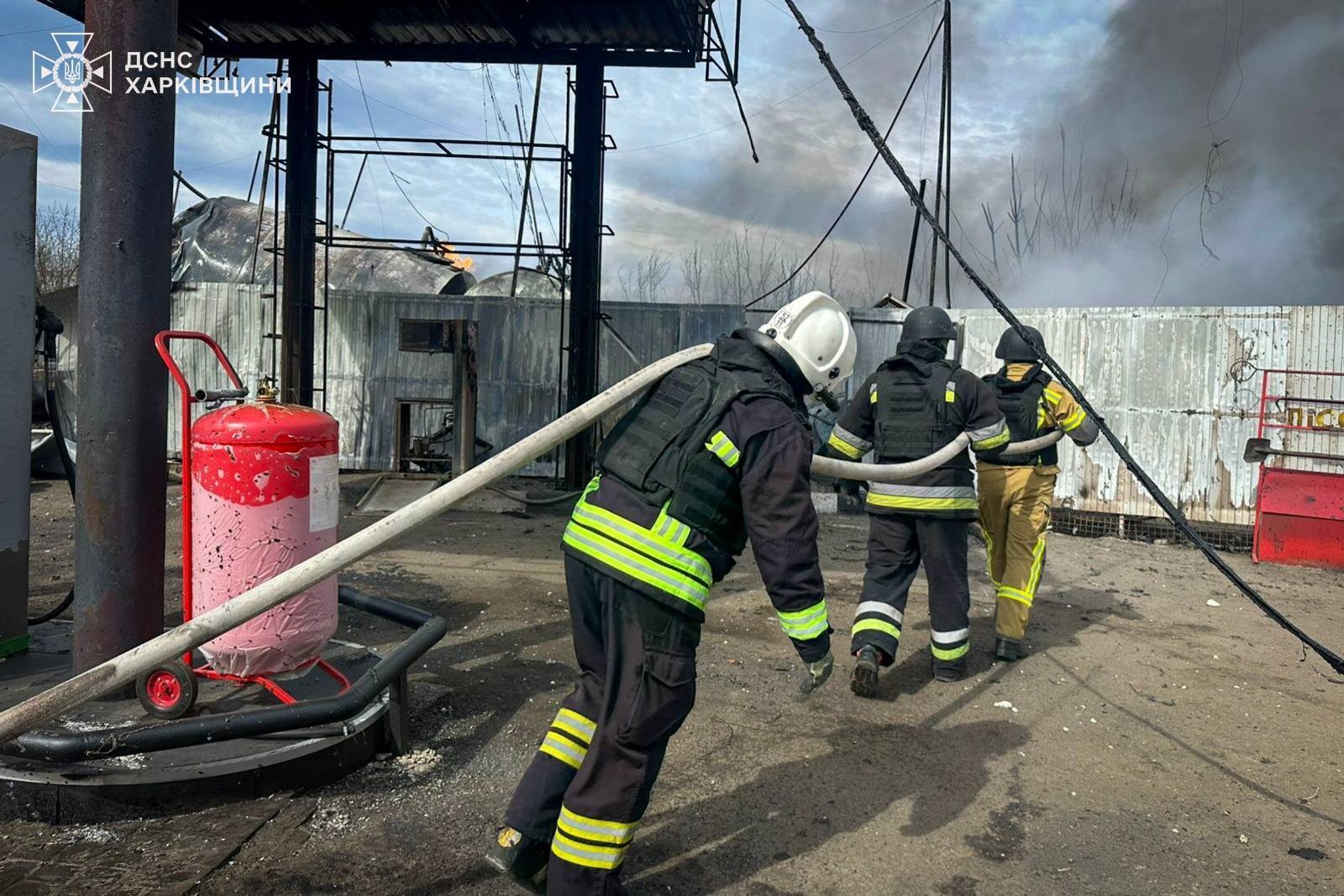 Ворог вдарив по АЗС на Харківщині, спалахнула пожежа. Фото