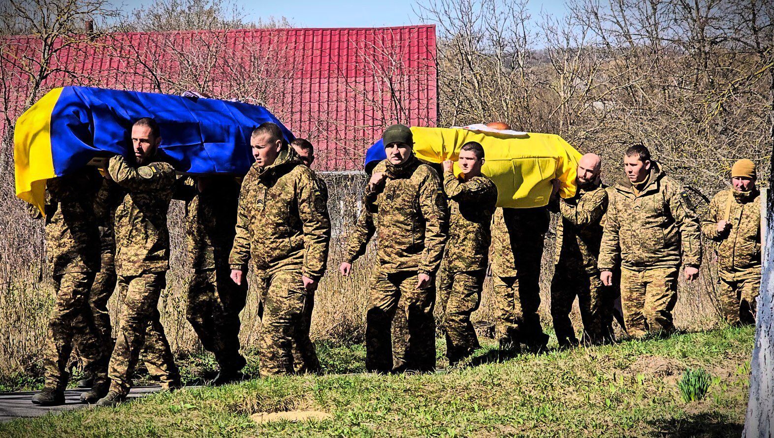 Родились и погибли в один день: на Житомирщине попрощались с двумя братьями-воинами. Фото
