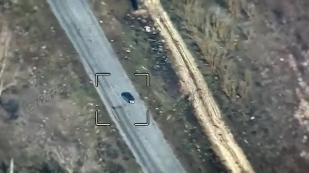 Був змушений тривалий час переховуватися:  "Янголи" ВМС врятували з окупації родича морпіха. Відео