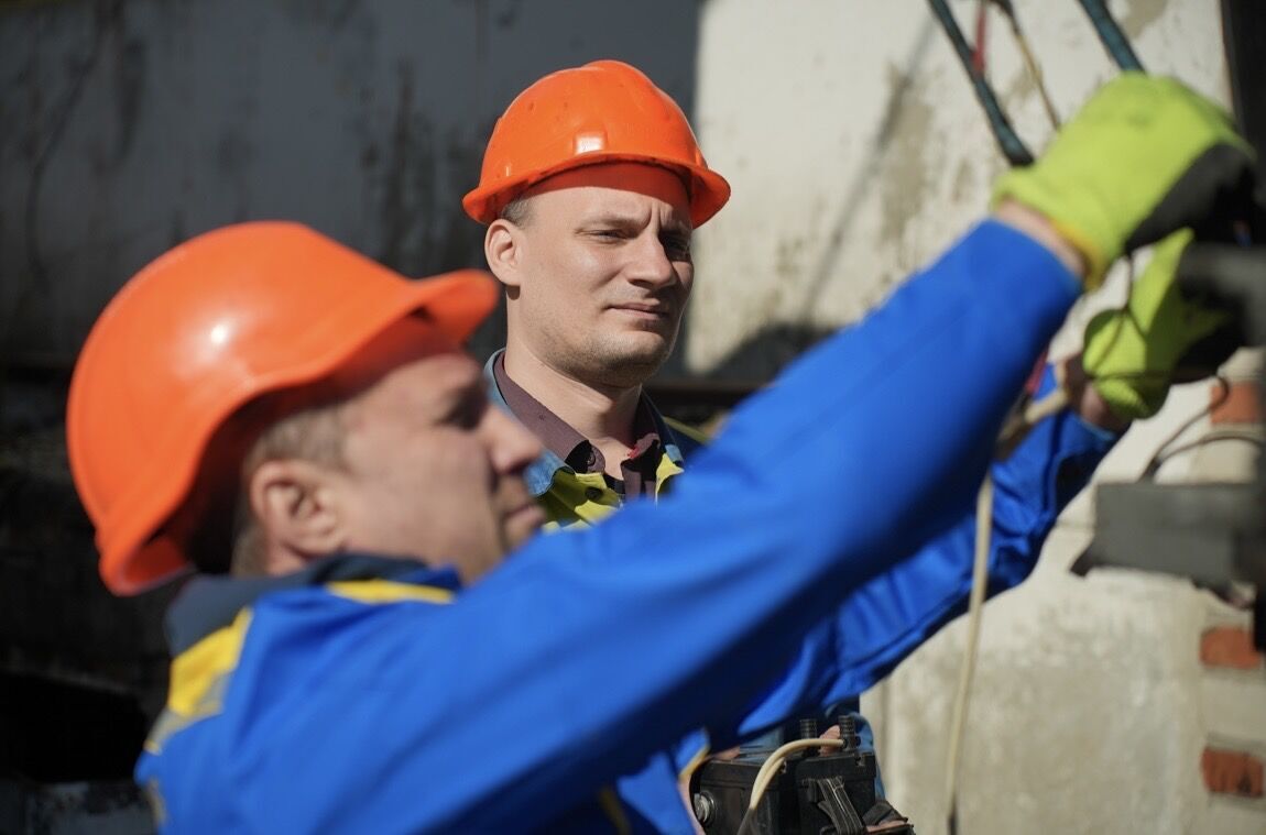 "Якби я залишився там ще на хвилину – вже не давав би інтерв'ю": енергетик з Запоріжжя розповів про російську атаку на підстанцію