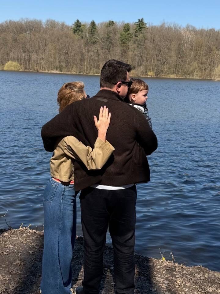 "Кто этот мужчина с ребеночком?" Марина Боржемская впервые показала своего таинственного избранника в полный рост. Романтические фото