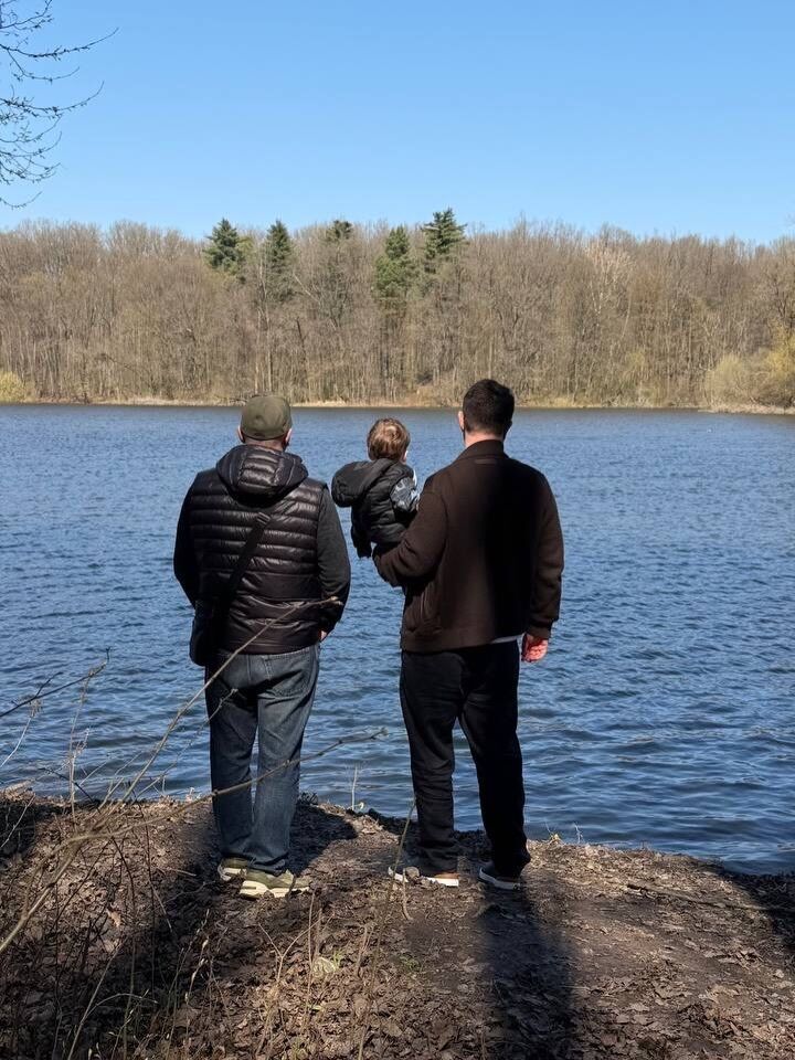 "Кто этот мужчина с ребеночком?" Марина Боржемская впервые показала своего таинственного избранника в полный рост. Романтические фото