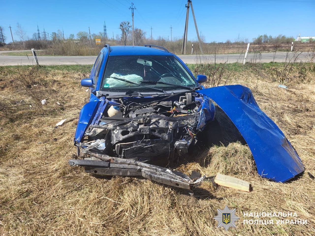 На Київщині внаслідок ДТП два авто вилетіли в кювет: є постраждалі. Подробиці та фото