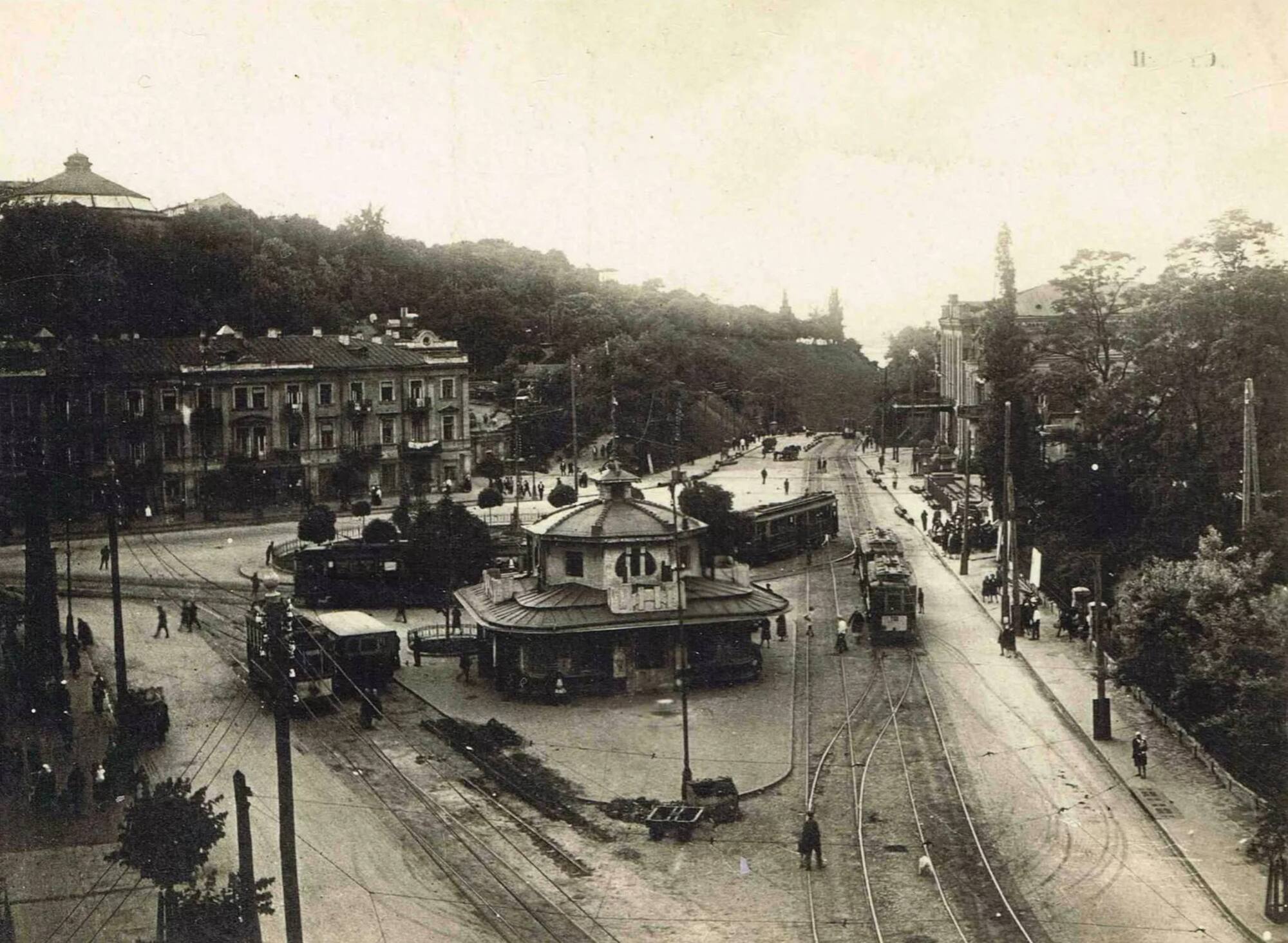 Трамвайные линии и продуктовый киоск: как выглядела Европейская площадь в Киеве в 1920-х годах. Фото