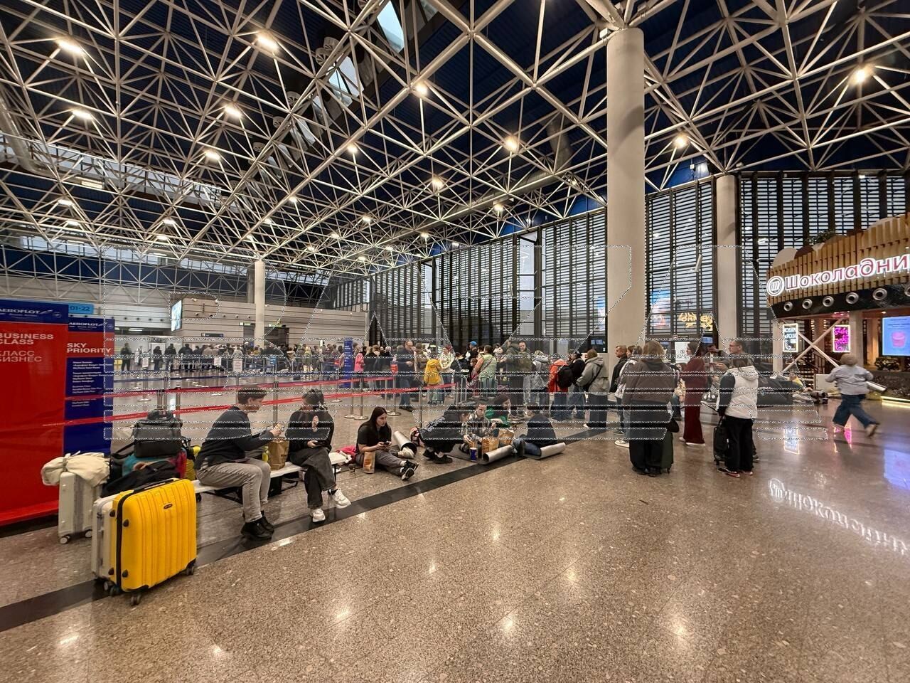 Змушені спати на підлозі: у Росії поскаржилися на затримку понад сотні рейсів через атаку українських БПЛА. Фото