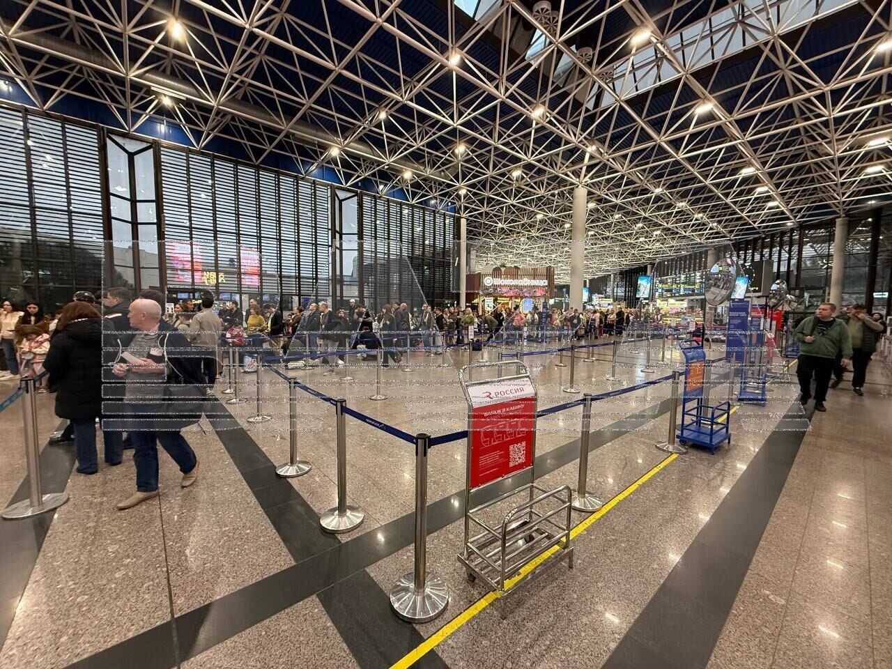 Змушені спати на підлозі: у Росії поскаржилися на затримку понад сотні рейсів через атаку українських БПЛА. Фото