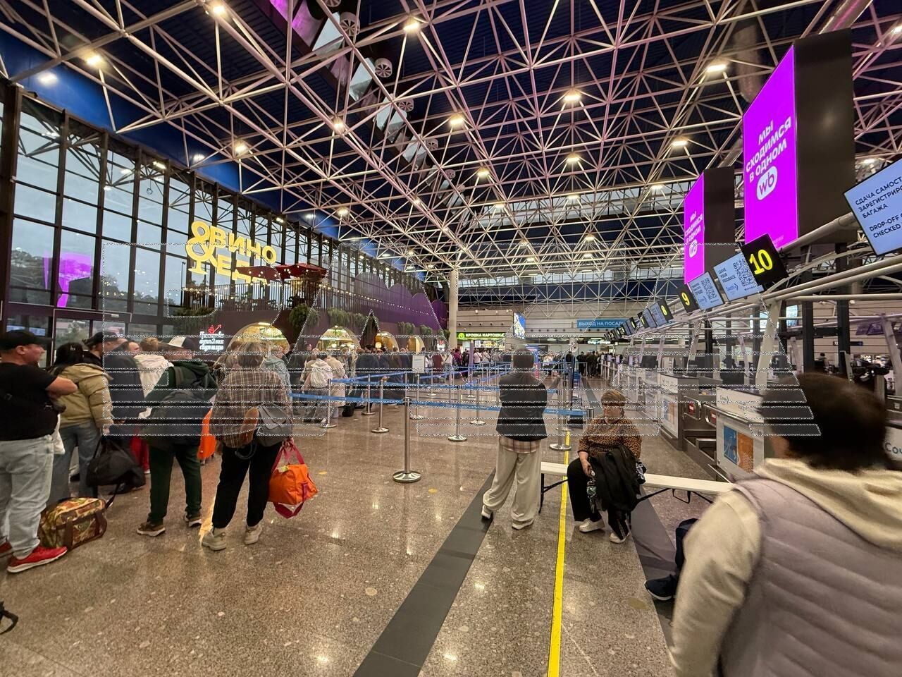 Змушені спати на підлозі: у Росії поскаржилися на затримку понад сотні рейсів через атаку українських БПЛА. Фото