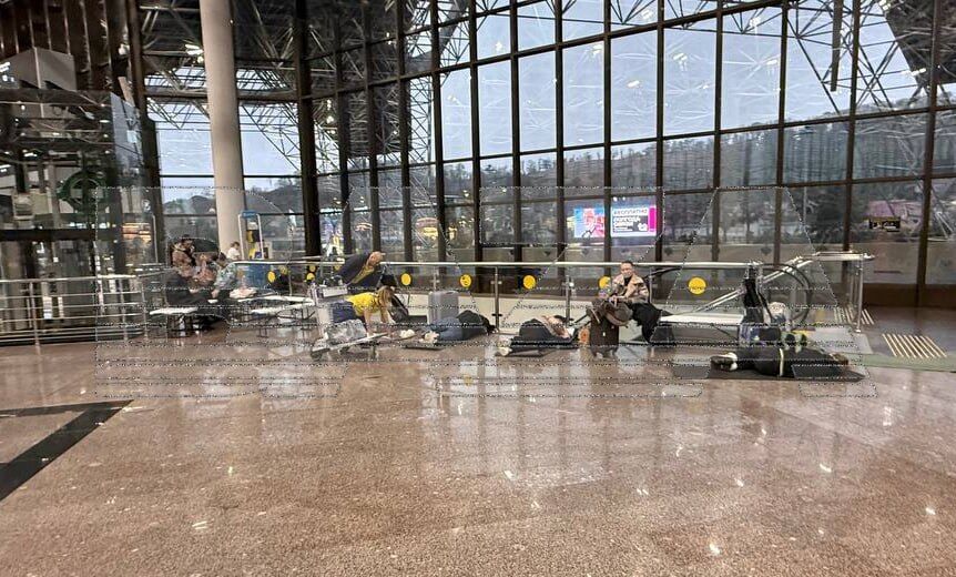 Змушені спати на підлозі: у Росії поскаржилися на затримку понад сотні рейсів через атаку українських БПЛА. Фото