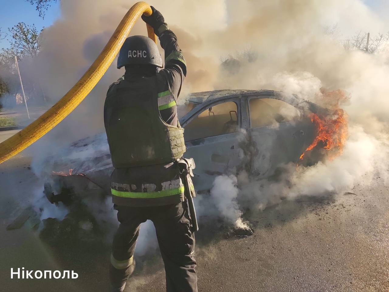 Оккупанты нанесли удары по Никополю: горело авто, среди пострадавших – маленький ребенок. Фото