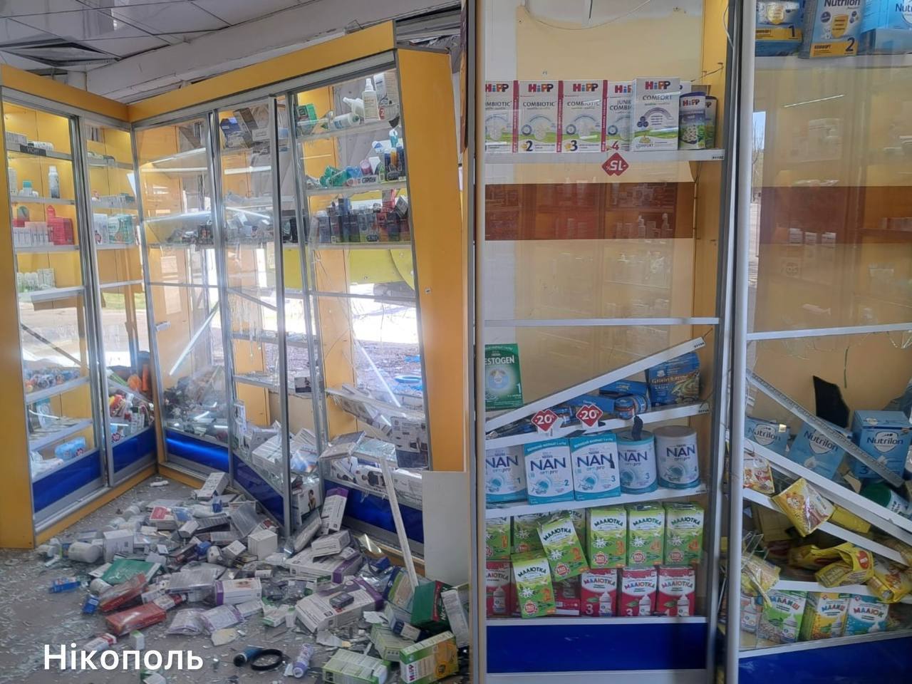 Оккупанты нанесли удары по Никополю: горело авто, среди пострадавших – маленький ребенок. Фото