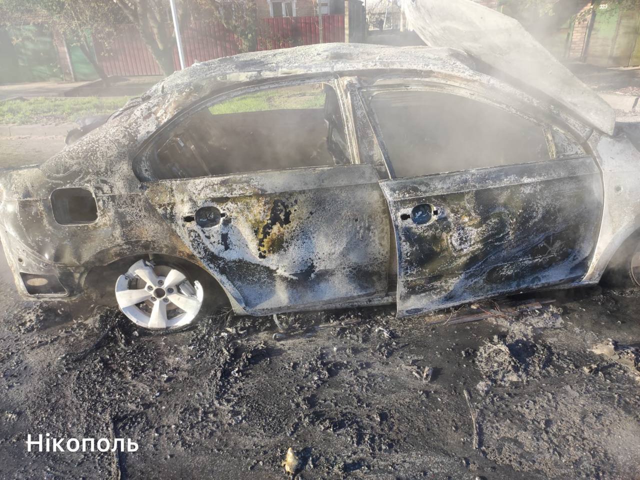 Оккупанты нанесли удары по Никополю: горело авто, среди пострадавших – маленький ребенок. Фото
