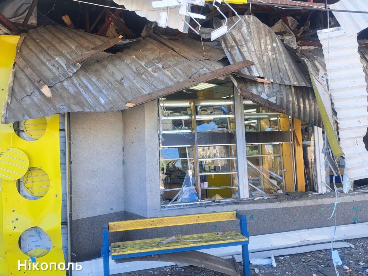 Оккупанты нанесли удары по Никополю: горело авто, среди пострадавших – маленький ребенок. Фото