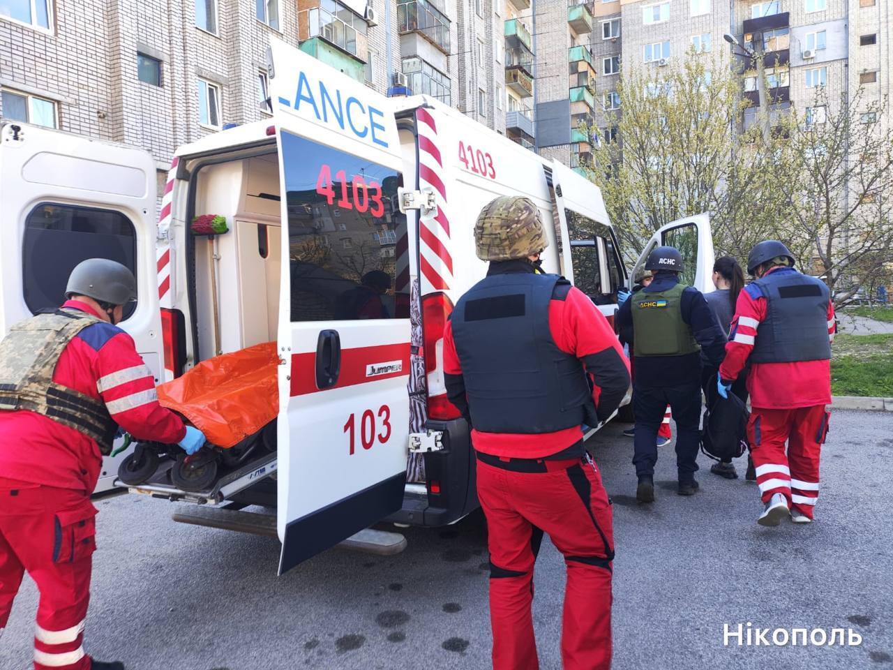 Оккупанты нанесли удары по Никополю: горело авто, среди пострадавших – маленький ребенок. Фото