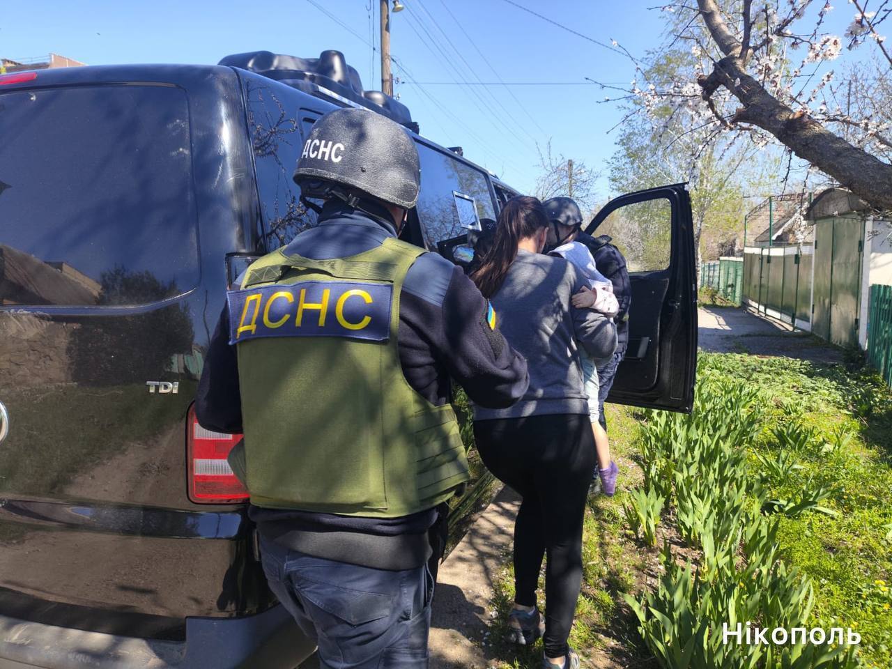 Оккупанты нанесли удары по Никополю: горело авто, среди пострадавших – маленький ребенок. Фото