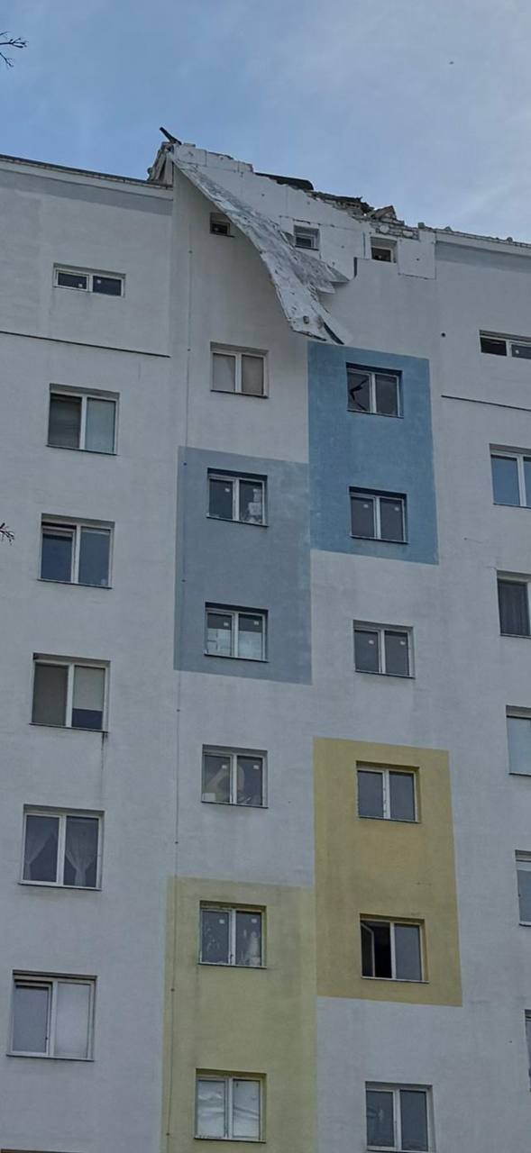 У Харкові ворожі дрони влучили біля зупинки транспорту і в багатоповерхівку: момент потрапив на відео, кількість постраждалих зросла