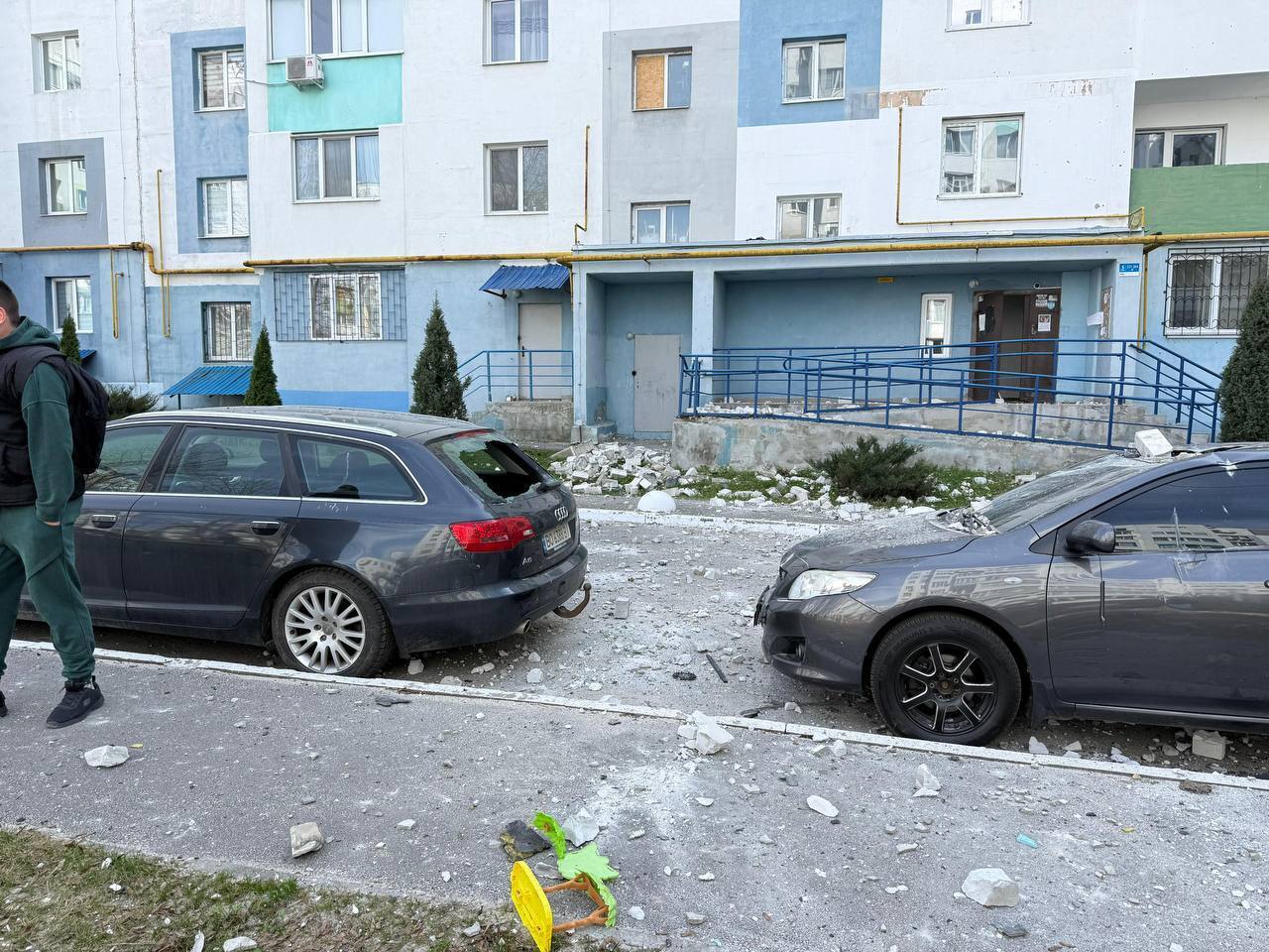 У Харкові ворожі дрони влучили біля зупинки транспорту і в багатоповерхівку: момент потрапив на відео, кількість постраждалих зросла