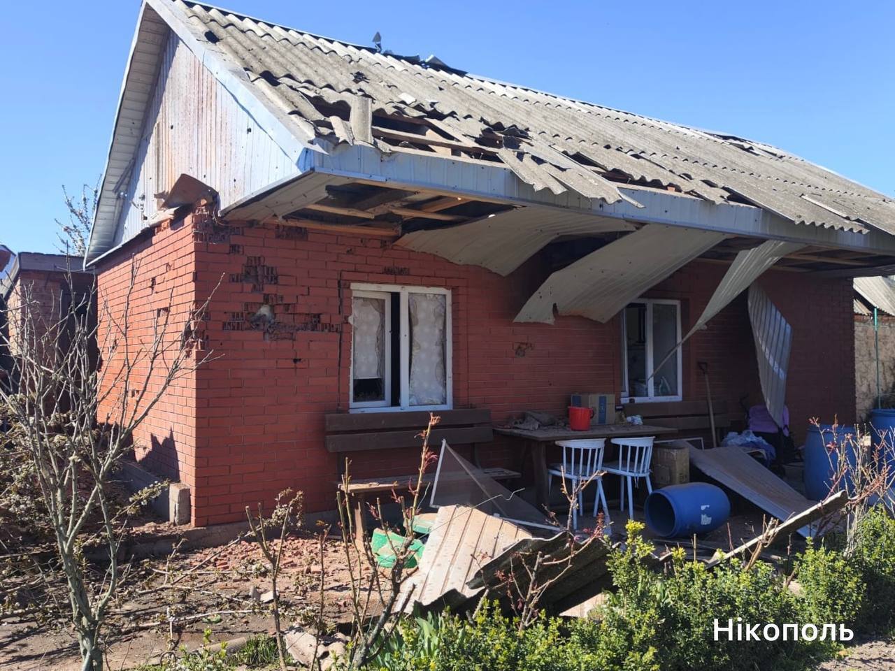 Оккупанты нанесли удары по Никополю: горело авто, среди пострадавших – маленький ребенок. Фото
