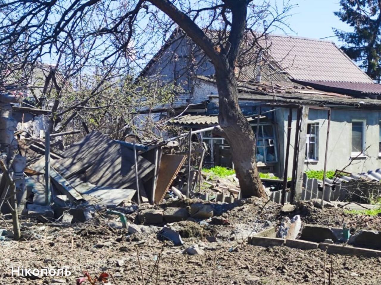 Оккупанты нанесли удары по Никополю: горело авто, среди пострадавших – маленький ребенок. Фото