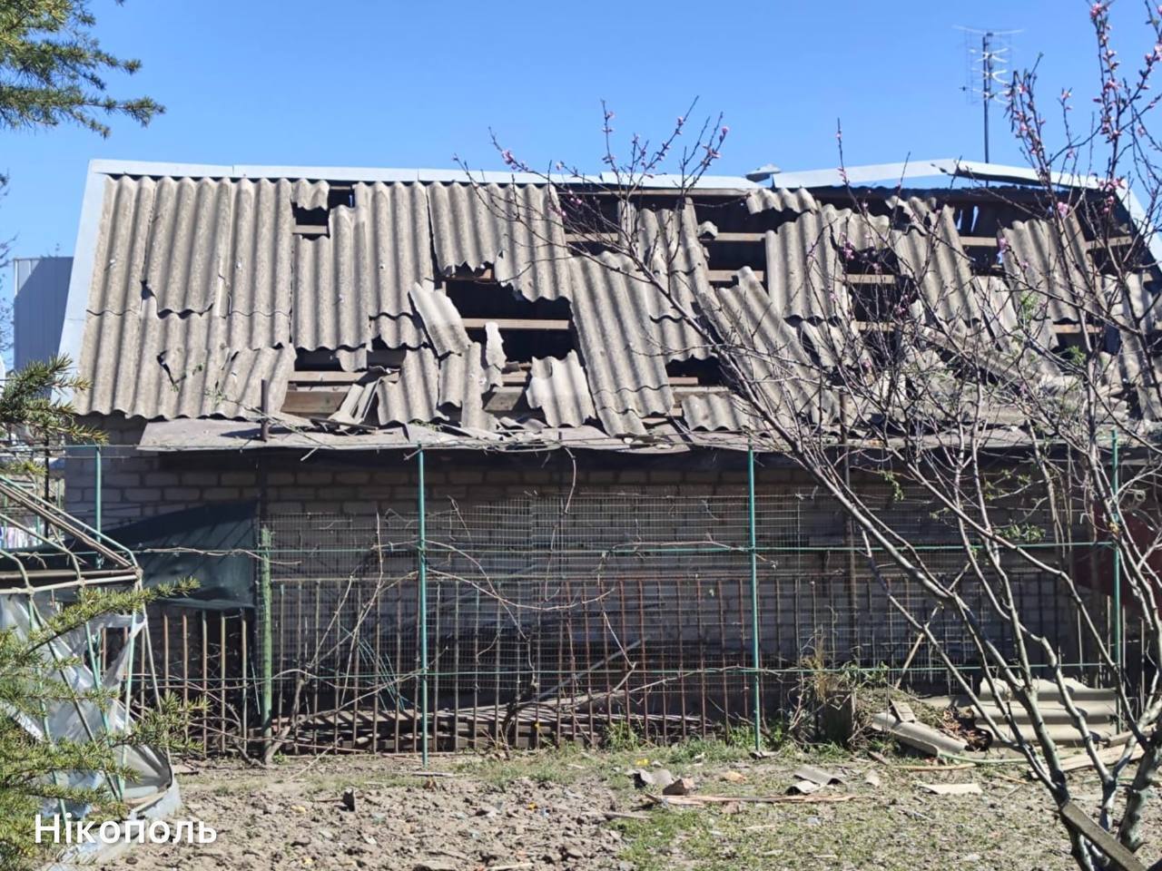 Оккупанты нанесли удары по Никополю: горело авто, среди пострадавших – маленький ребенок. Фото